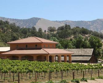 Spacious Mountain Home in the City Limits - Tehachapi - Building
