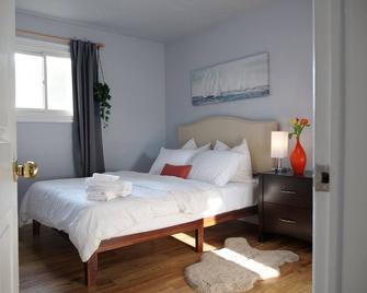 Entire Unique Apartment - Kingston - Chambre