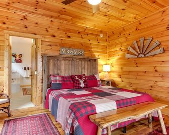 Caravan Cabin - 5 Secluded Acres - Beautiful Views - Fleetwood - Bedroom