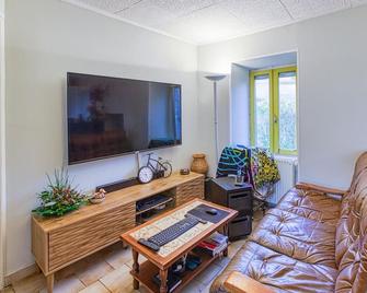 Awesome Home In Saint -geniez -de Bert With Wifi And 2 Bedrooms - Saint-Georges-de-Luzençon - Sala de estar
