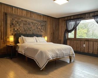 Relax with the whole family at this peaceful place to stay. - Roscoe - Bedroom