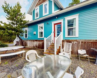 Dog-friendly cottage with pool table, fast WiFi, fireplace, W/D - walk to beach - Лонг-Біч - Патіо