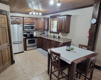 Clean, quite, private, fully furnished apartment! - Deer Lake - Køkken