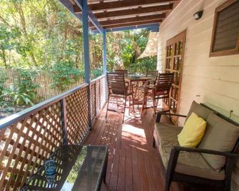 Tamarinds Beach House - Magnetic Island - Balcón