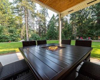 Tranquility in the Mountains - Mount Shasta - Patio