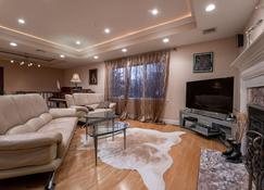 Dream Home Experience: pool, hot tub, sauna and more. Explore Boston in Style! - Newton - Living room