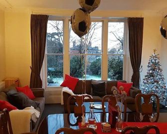 Swollows House - Reading - Oturma odası