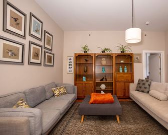Multi-Family Private Resort (Pool, Gardens, Swings, 3-Full Homes ) Sleeps 30 - Stirling - Sala de estar