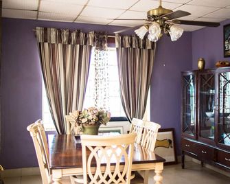 The Jam Lodge - Freetown - Comedor