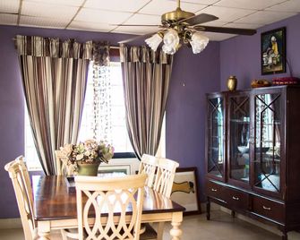 دجام لودج - فريتاون - غرفة طعام