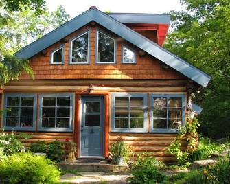 Incredible Eco-Friendly Cabin Getaway with Stunning Fireplace in Chelsea, Quebec - Chelsea - Edificio
