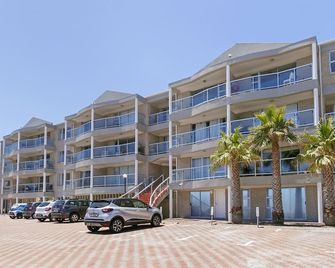 Coral Island 204 - Bloubergstrand - 建築