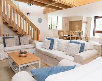 Lovely 3 Bed/3 Bath Converted Barn With Shared Indoor Pool, Sauna & Tennis Court - Kingsbridge - Sala de estar