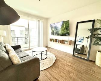 Sunnyside Up! Gorgeous Pool View with Balcony - Marina del Rey - Living room