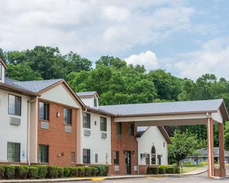 Super 8 by Wyndham Coshocton Roscoe Village - Coshocton - Building
