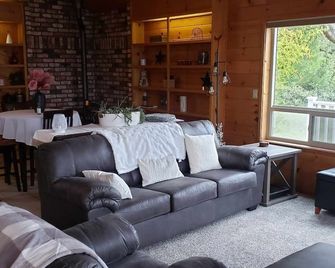 Rosemary Hill/ Country living, quiet/relaxing. Fall colors, waterfall/Koi pond - Placerville - Wohnzimmer