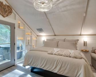 #11 Love Shack Luxury Glamping Tent Lovers Theme - Scottsboro - Schlafzimmer