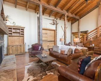 Bear Lodge with private Pool, Hottub, and Sauna! - Hailey - Sala de estar