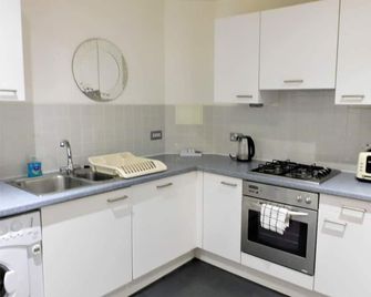 2 Bedroom Apt in the Heart of the City Centre, perfect Location - Bellshill - Cozinha