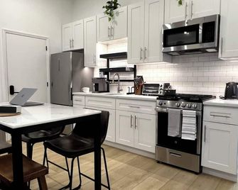 Lofty Studio Near Train Station - Queens - Kitchen