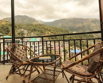 Hotel Buddha's Abode- Best Hotel in McleodGanj Main Market - דרמאסאלה - מרפסת
