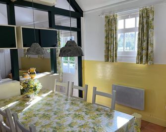 Chalet with large fenced garden at the foot of the dunes, pets allowed - Mimizan - Salle à manger