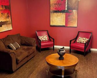 3 bedrooms, 2 full bath, dining room, great room, den, beautiful outdoor patio. - Blytheville - Вітальня