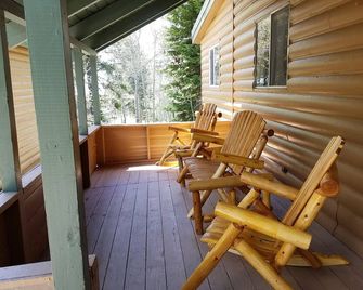 Comfortable well-equipped home in the aspens and quick 20 min to Yellowstone. - Island Park - Balkon