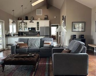 La Casa Roja on the Llano River - Llano - Huiskamer