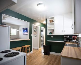 Family-friendly home base, great location for your winter or summer travels! - Fruitvale - Kitchen