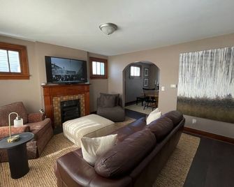 Cozy and Quiet historic home 1200 - Columbus - Living room