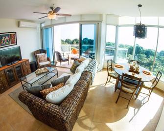 Pacific Ocean & Mountain Views 2 Bed/2Bath\nCountry Club - Playa Coronado - Sala de estar