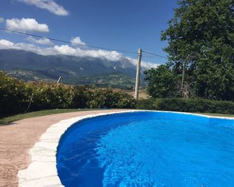 Renovated farmhouse with private swimming pool and spectacular views. - Castiglione Messer Raimondo - Piscina