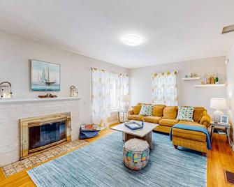 Spacious 2-story corporate rental duplex with large yard, 2 kitchens, fireplace - Colchester - Living room