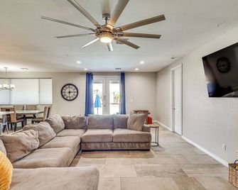 Modern Gem w/ Pool & Mtn Views in Lake Havasu City - Lake Havasu City - Living room