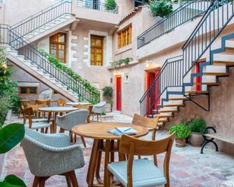 Hotel Off - Chania - Patio