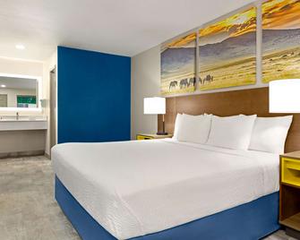 Days Inn by Wyndham Ruidoso Downs - Ruidoso Downs - Bedroom