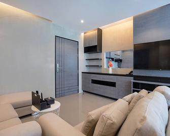 Citygate 1br Deluxe Pool View Apartment P402 - Phuket City - Living room
