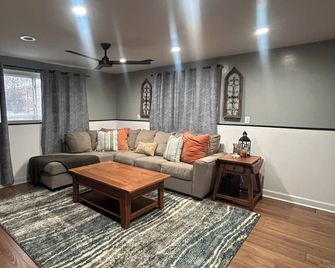 Charming 3Bed 2Bath Home located In Clinton Twp MI, 30 min to Detroit - Clinton Township - Sala de estar