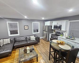 Spacious One Bedroom suite - Cold Spring Harbor - Living room