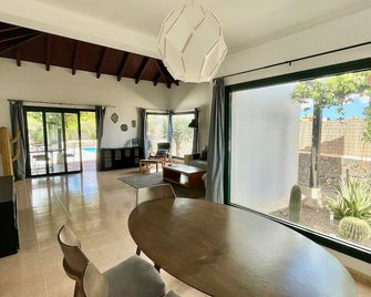 Villa spacieuse et lumineuse avec piscine Chauffée - La Oliva - Dining room