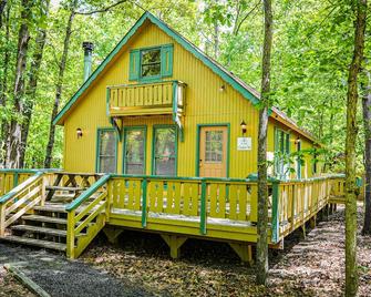 Wooded view cabin located near our recreational activities - Pine Mountain - Building