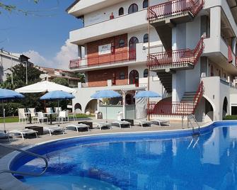 Hotel Alexander - Giardini Naxos - Bể bơi