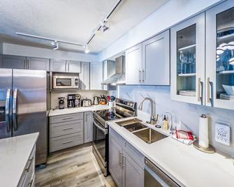 Luxurious One Bedroom Suite Windtower - Canmore - Kitchen