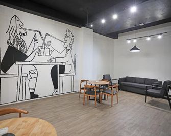 Townhouse Sector Gurgaon Near Omaxe Celebration Mall - Gurugram - Sala de estar