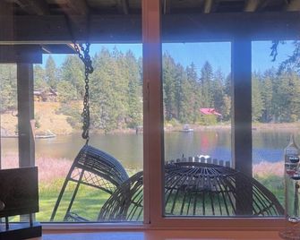Cozy Lakeside Retreat - Nanaimo - Balcony