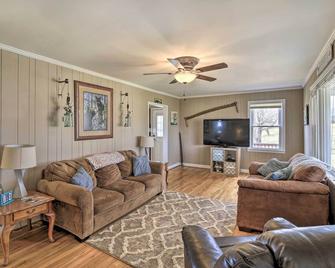 Beautiful Views and Gas Grill Sparta Getaway! - Sparta - Living room