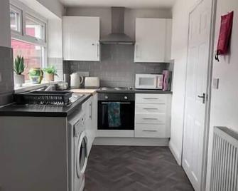 Stadium Cottage - Close to Centre, Stadium, Nissan and CrownWorks Studios - Sunderland - Kitchen