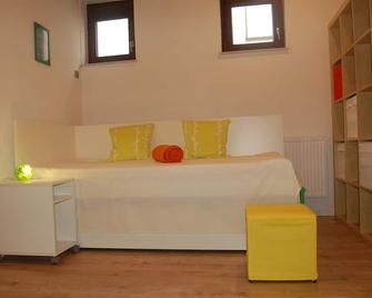 Nürtingen: spacious loft-style apartment between orchards and Neckar - Nürtingen - Wohnzimmer