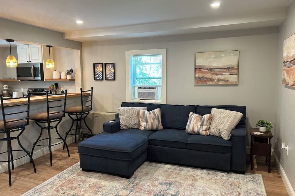 The Bow Street Abode / Charming 2 Br Retreat - Freeport - Wohnzimmer